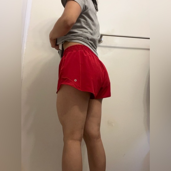 M26 Lululemon Hotty Hot Shorts - Picture 2 of 5